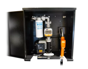 Lukket pumpeløsning PIUSI ST BOX BIO med innebygd filter og digital måler, designet for sikker og ren overføring av biodiesel, montert i værbestandig boks.