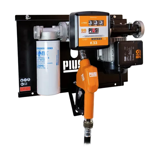 Åpent pumpesett PIUSI ST BIO med integrert digital måler og filter, egnet for overføring av biodiesel fra tanker og fat, montert på metallramme.